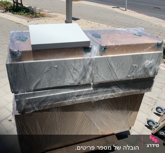 ארגזים עטופים בניילון על עגלה ברחוב